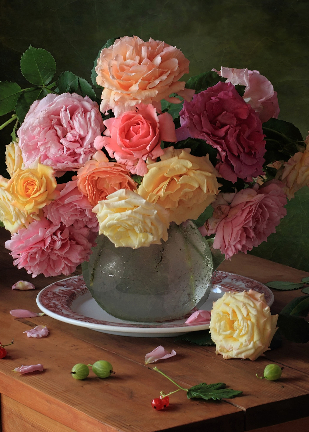 Peach roses and berries: постер из коллекции World Class Photos