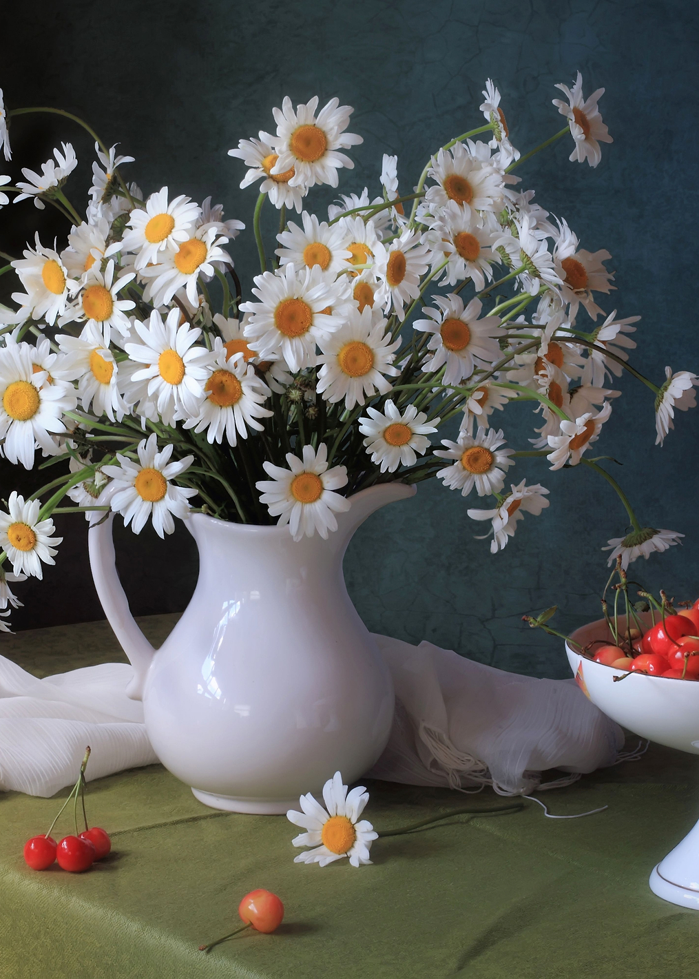 White daisies and cherries: постер из коллекции World Class Photos