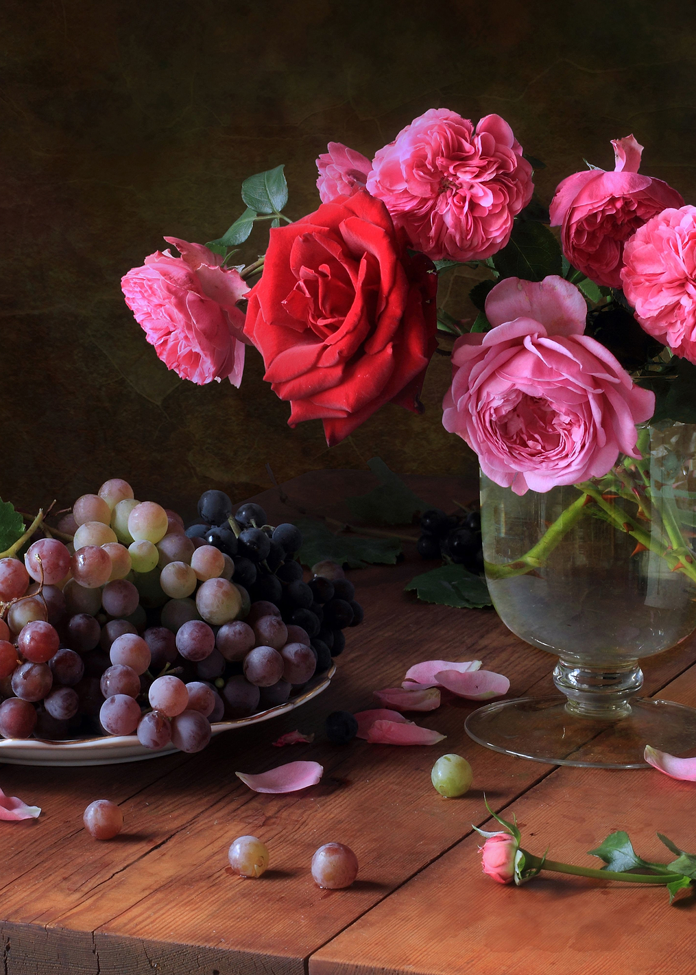 Red roses and grapes: постер из коллекции World Class Photos