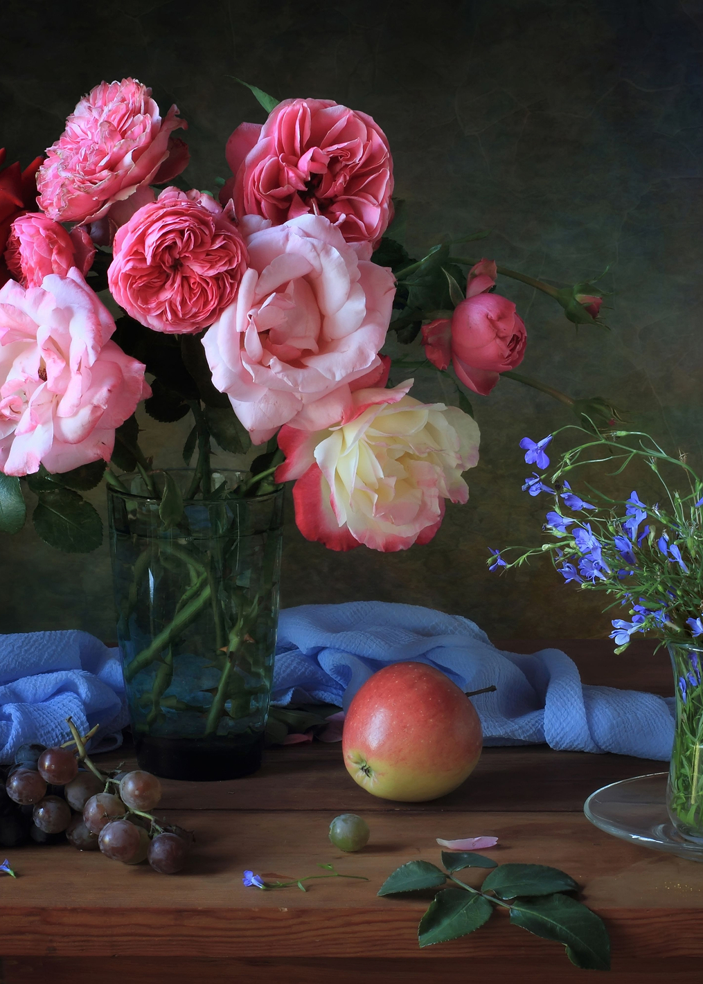 Pink roses and lobelia: постер из коллекции World Class Photos