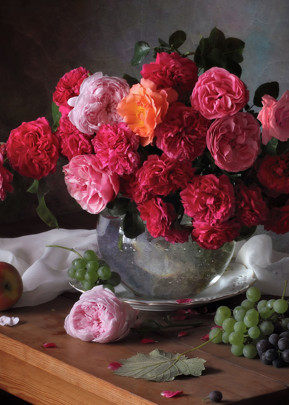Red roses and fruits: постер из коллекции World Class Photos