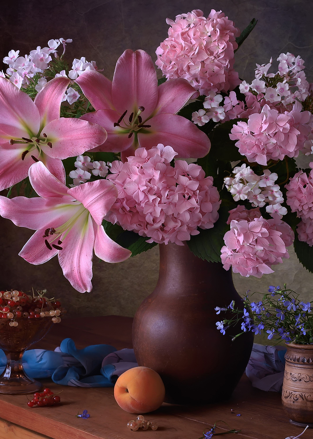 Pink lilies and hydrangeas: постер из коллекции World Class Photos