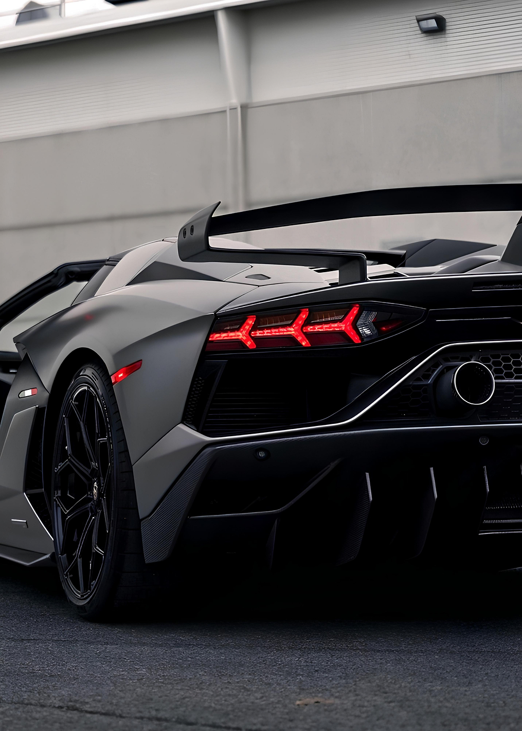 Gray Lamborghini Aventador Rear View: постер из коллекции Lamborghini Aventador