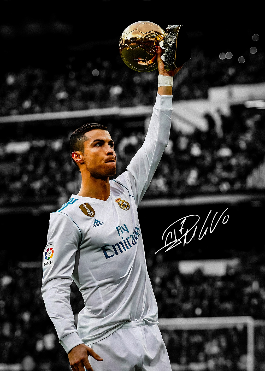 Cristiano Ronaldo holding the Ballon d'Or: постер из коллекции Криштиану Роналду