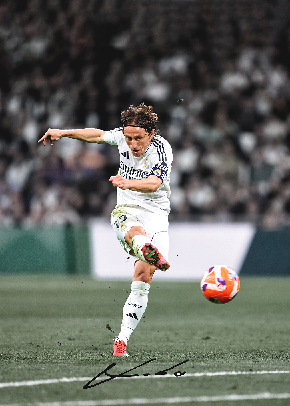 Luka Modrić Kicking a Soccer Ball: постер из коллекции Лука Модрич