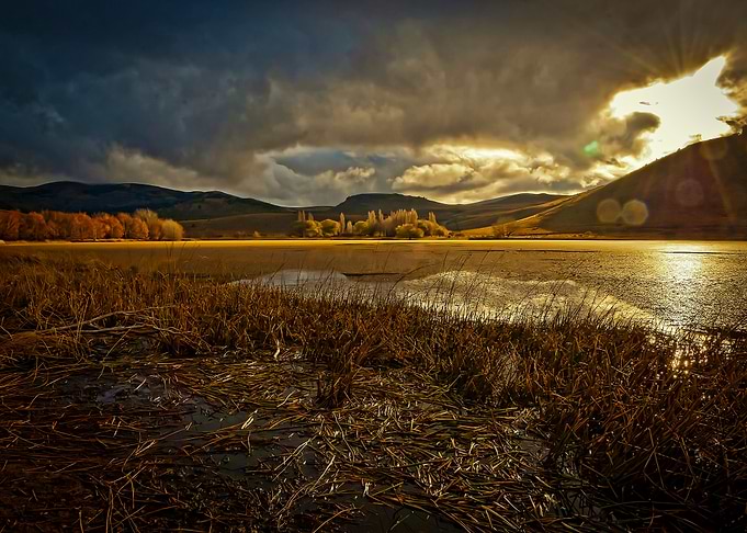 The light and the shadow cover the landscape. The patag ...