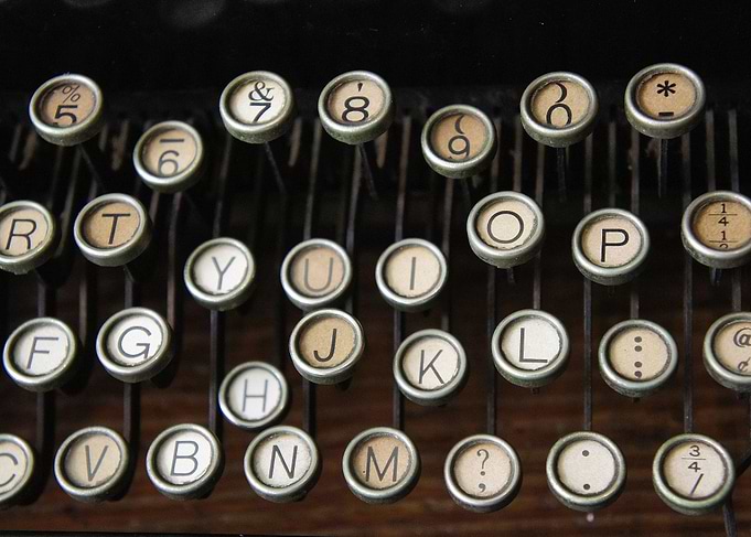 A close up of an antique typewriter