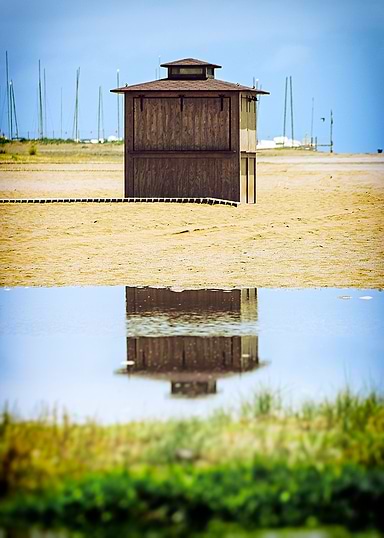 Mirrored kiosk