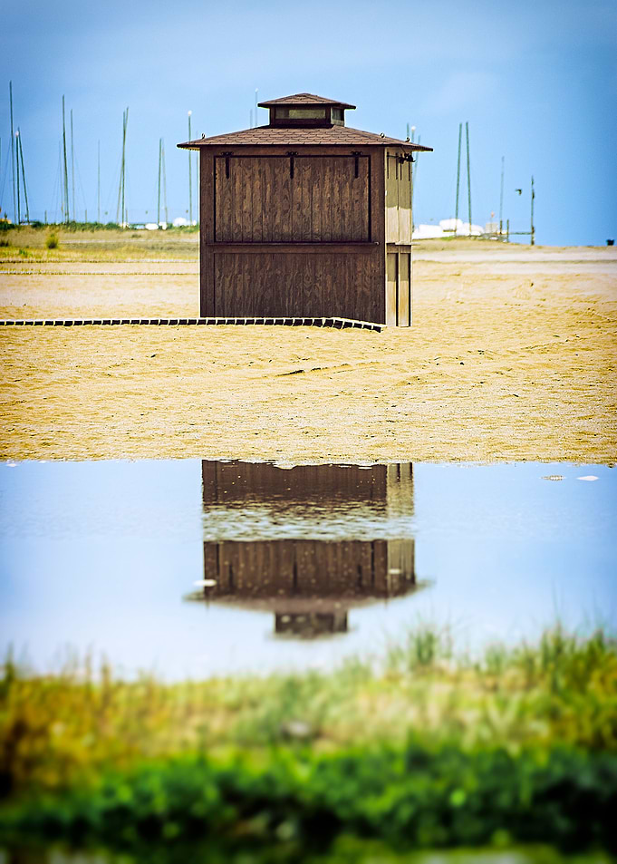 Mirrored kiosk