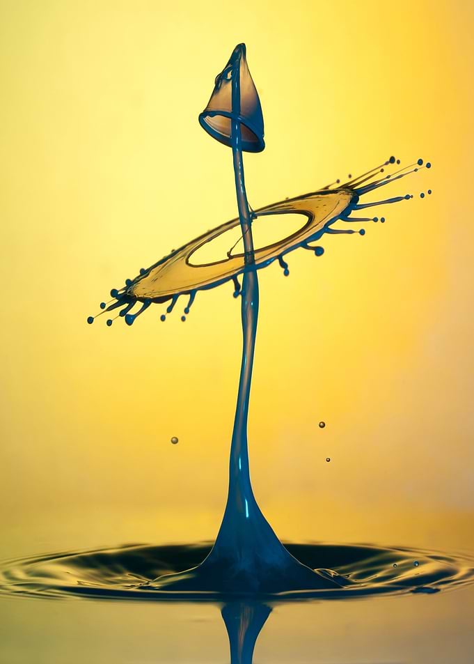 Blue and yellow waterdrops collision