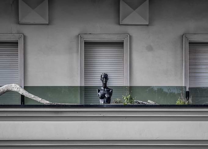 Dummy to the balcony