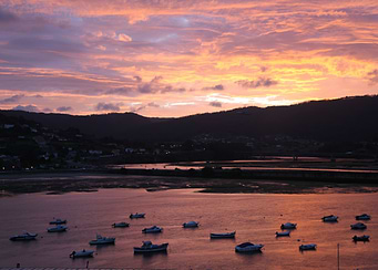 Pontedeume estuary. Reflex over the water, when sunset ...