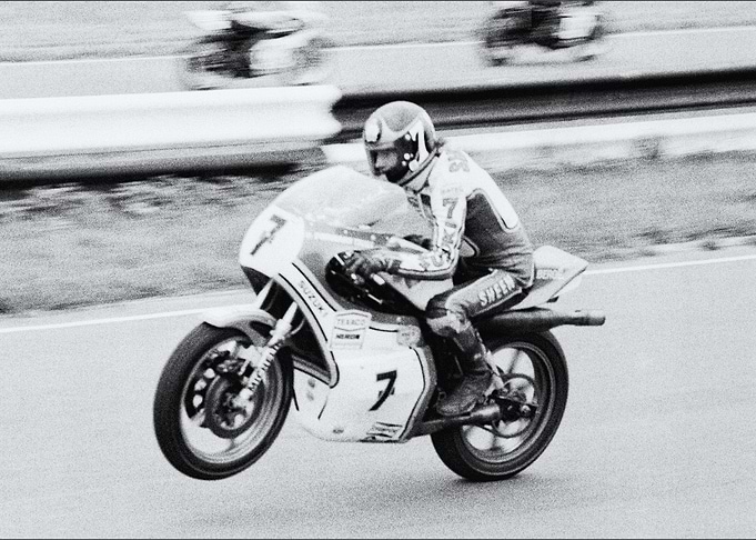 Barry Sheene. Barry starts the race at Mallory Park fro ...