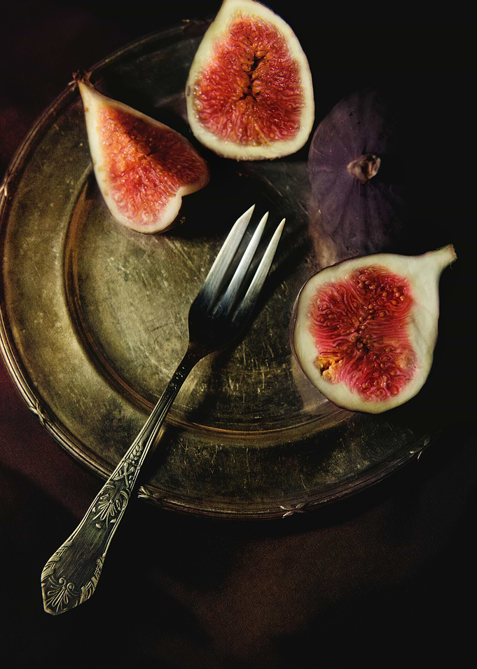 Still life with brass plate and fresh figs