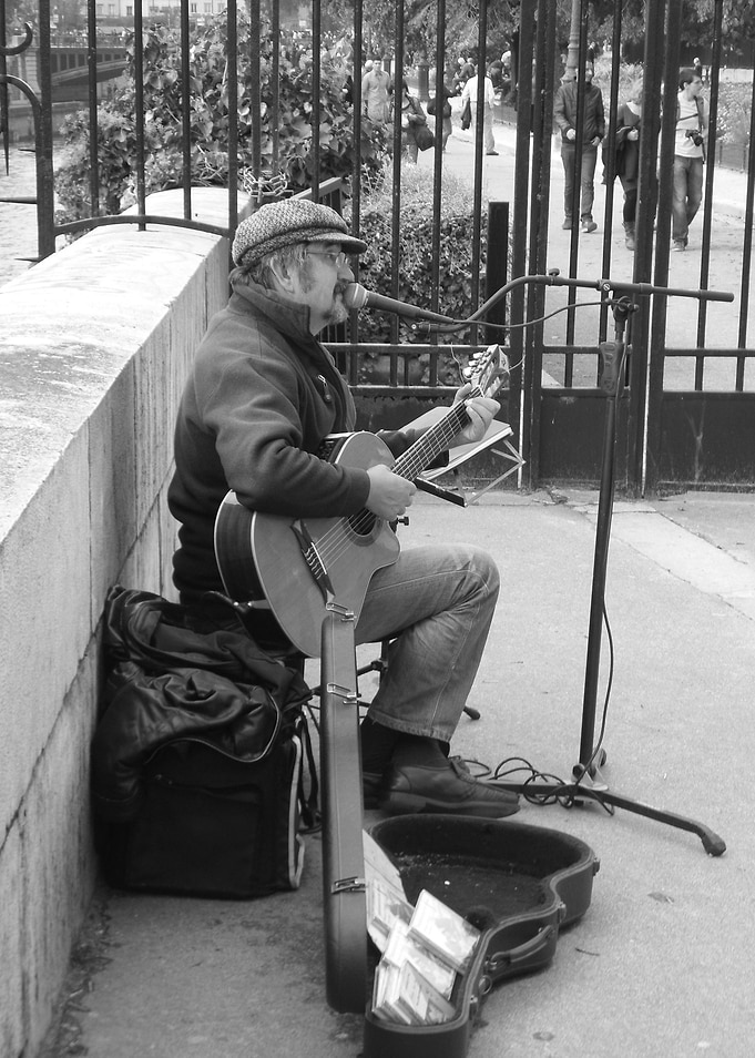 A street musician in Paris singing "La Vie En Rose& ...