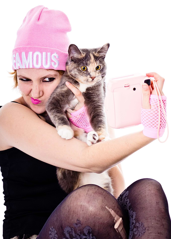 Jessie James Hollywood taking a selfie with her kitten ...
