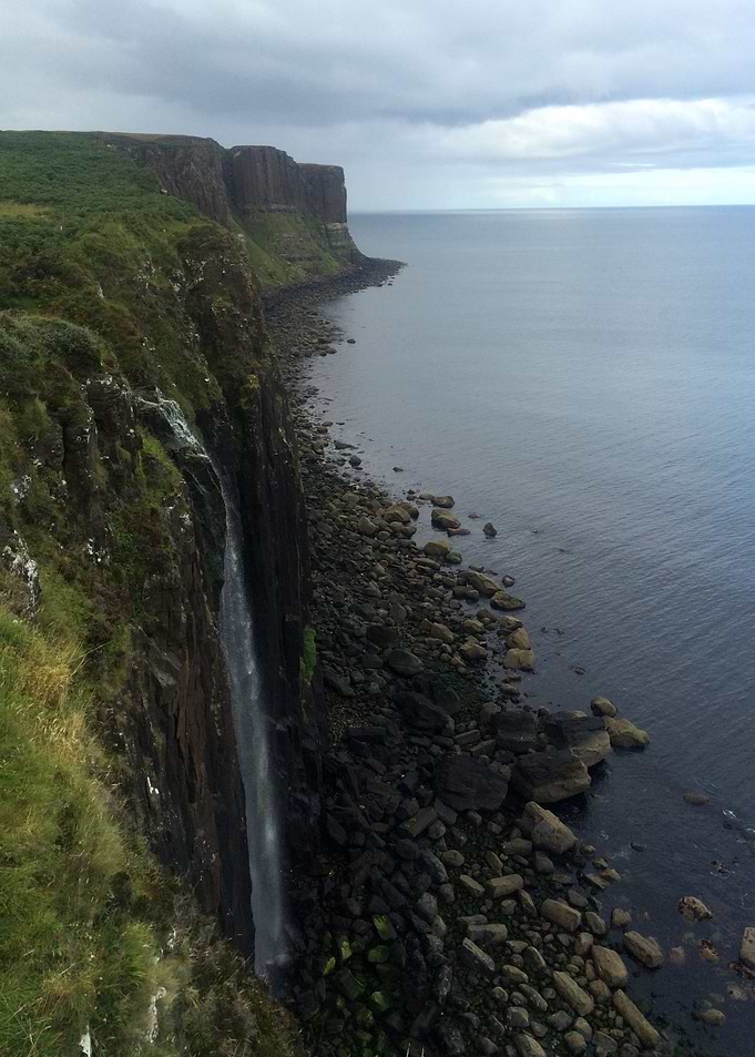 Water falls over the edge
