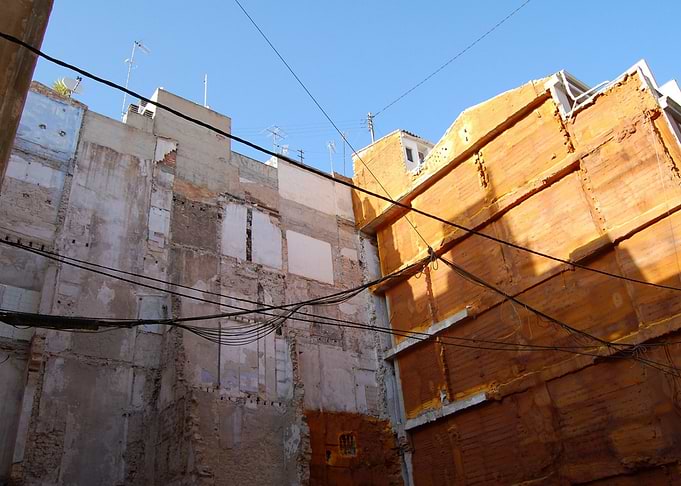 'Urban Blue Sky' Whilst walking in the city of Alicant ...