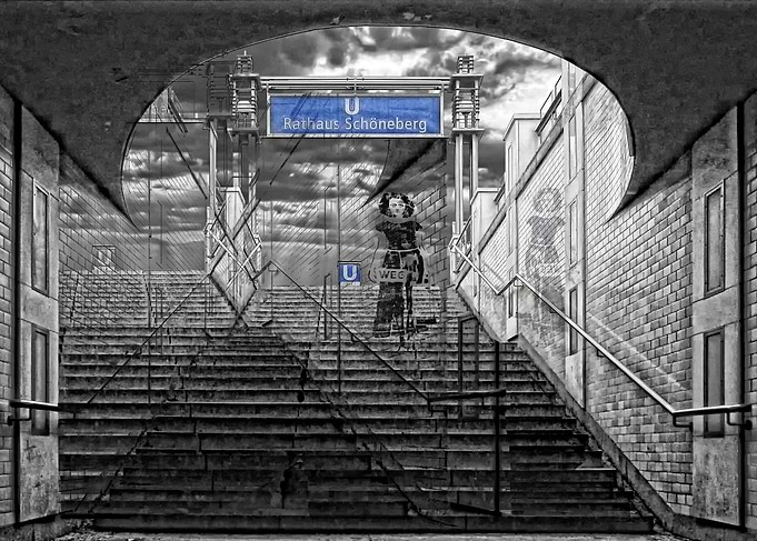 Leaving it all behind - graffiti of a leaving woman ...