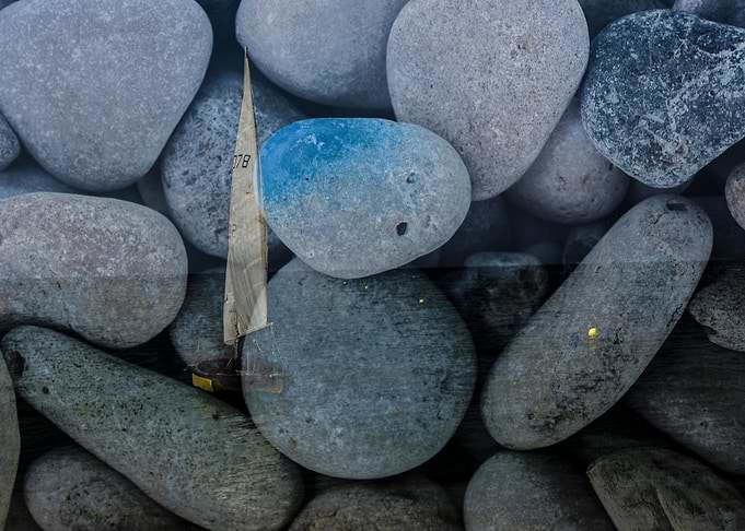 Spiaggia sassosa con sovrapposizione di barca, italy