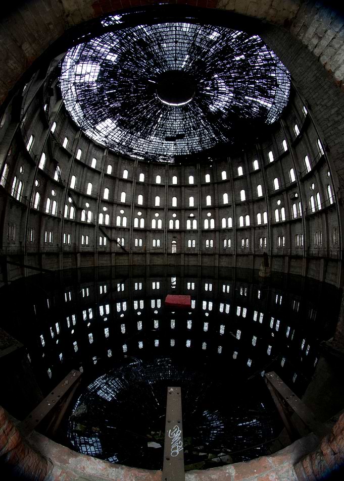A building with hundred windows