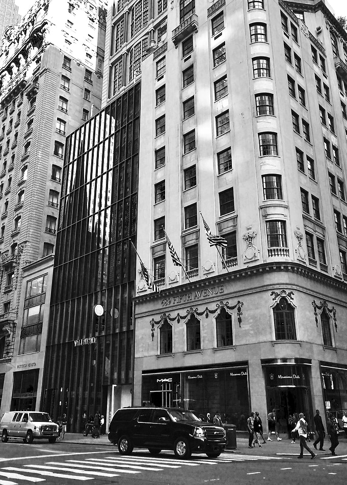 Black and White. Fifth Avenue, New York.