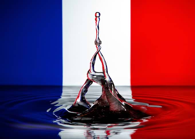 Eiffel drop whif France flag