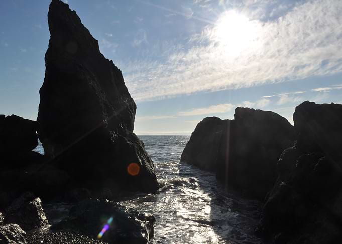 This photo of crashing waves on a rocky outcrop in the ...