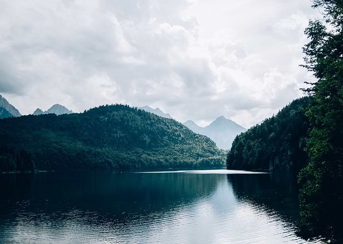 Blue mountain lake landsca