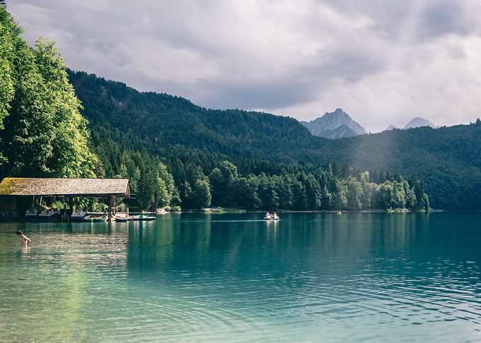 Relaxing summer day in the Alpsee mountain lake in Germ ...