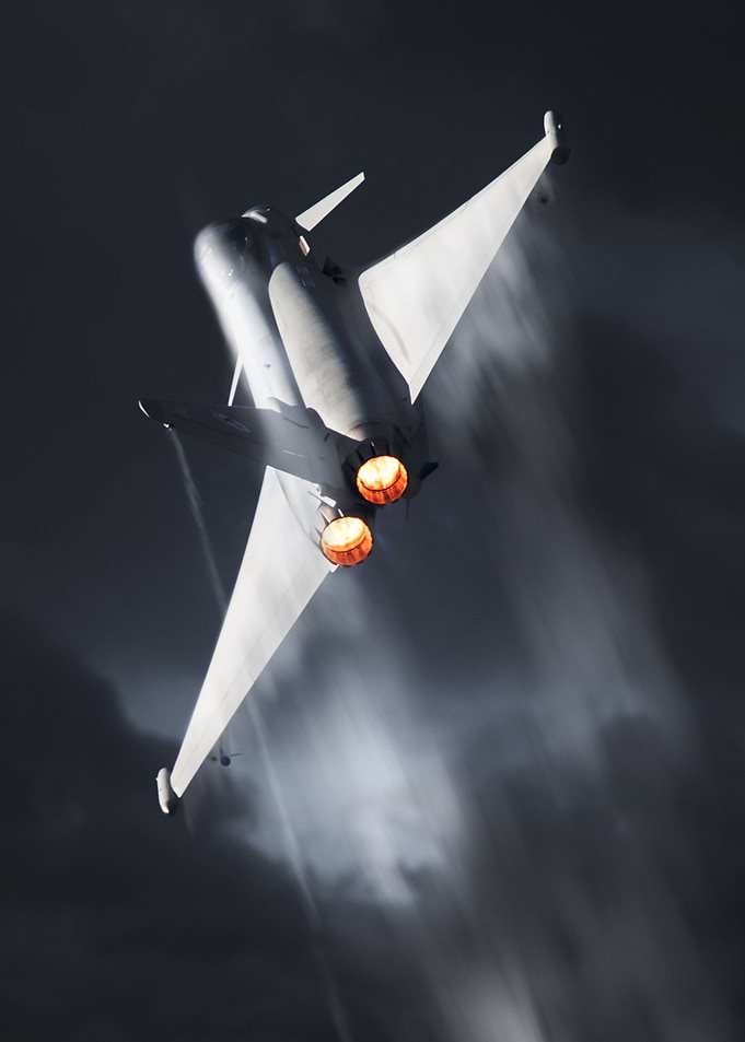 RAF Typhoon Display creating Vapour