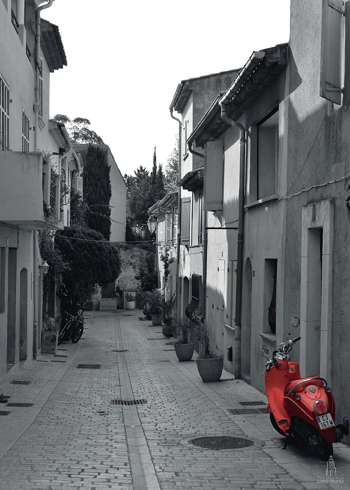 Red scooter Saint Tropez