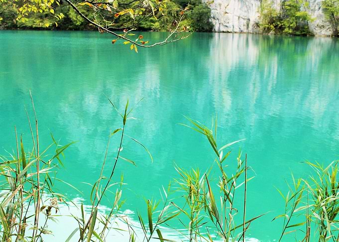 Smaragd blue water