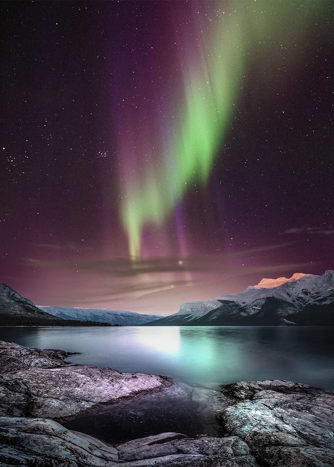 Aurora and the lake