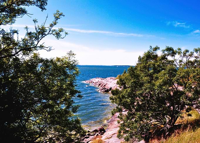 A glimpse of the sea