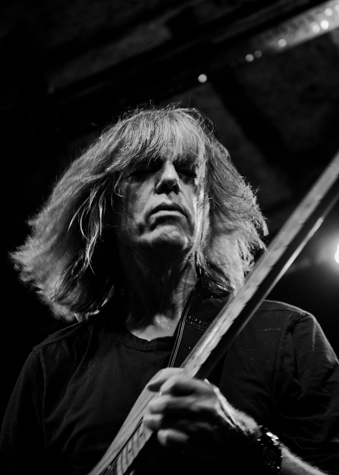 Mike Stern playing guitar