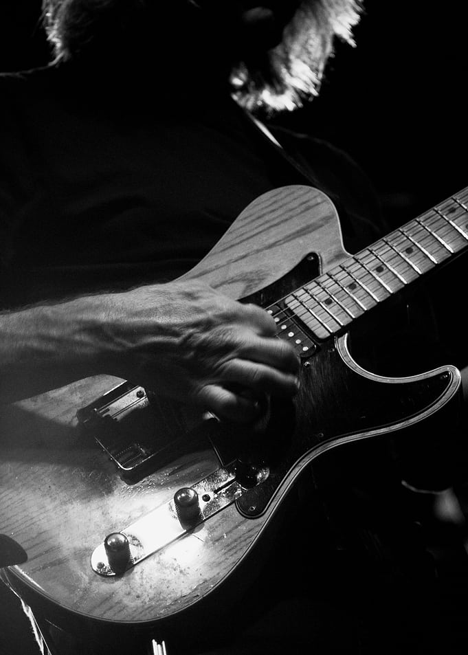 Mike Stern playing guitar