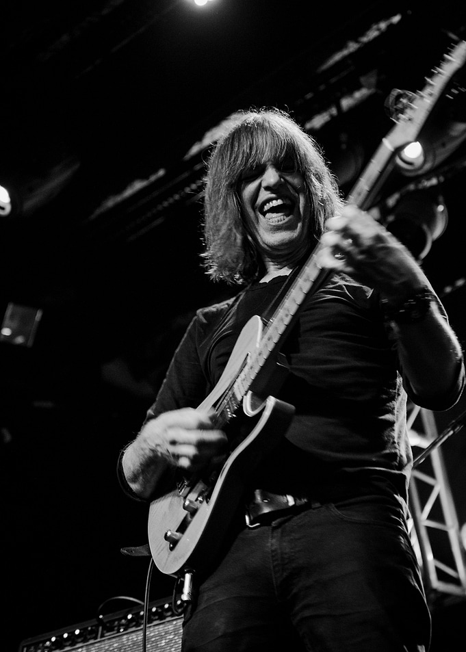 Mike Stern playing guitar
