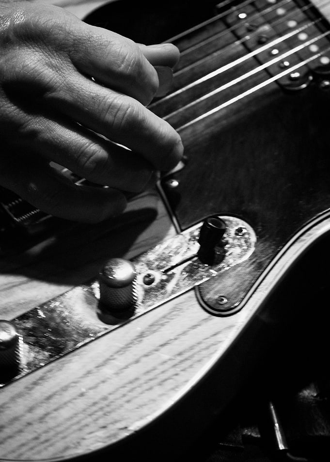 Mike Stern playing guitar
