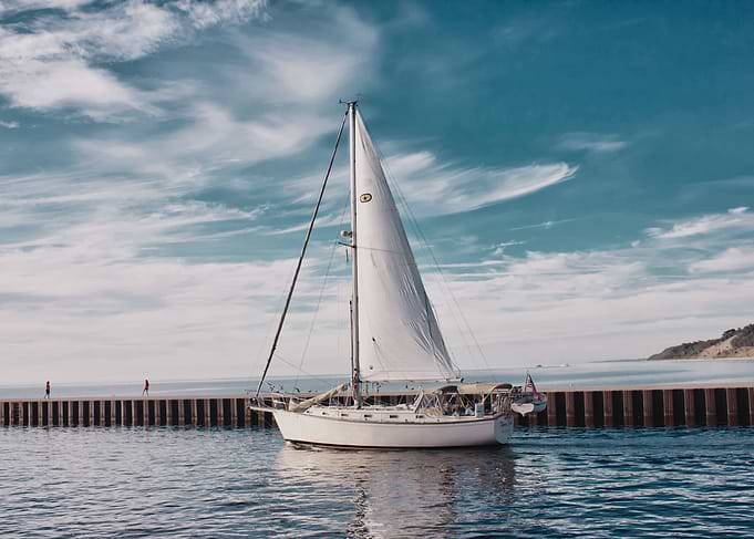 Boat leaving the pier