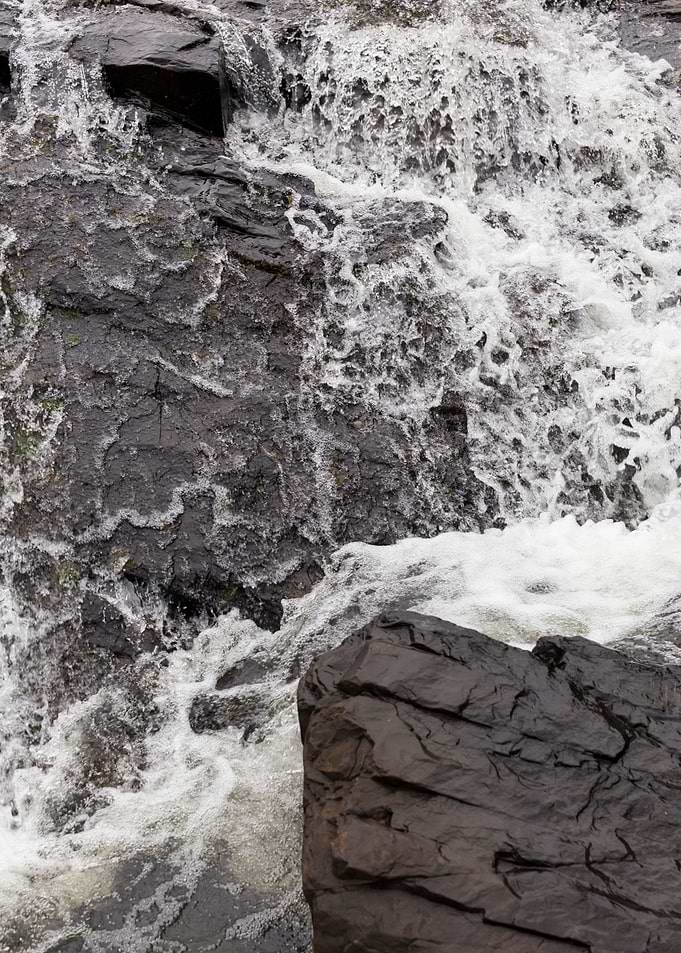 Water bubbles rocks