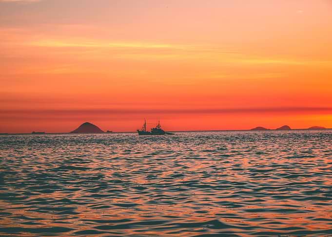 Sossengo pirate boat sunse