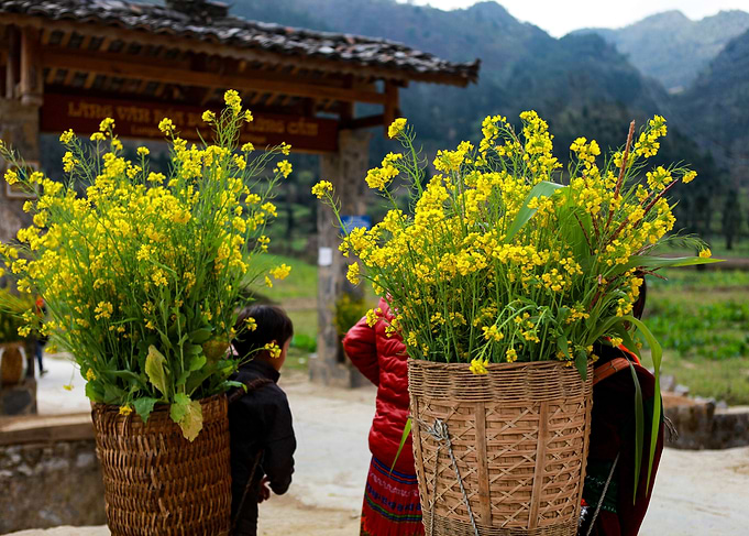 Kids with baskets flower