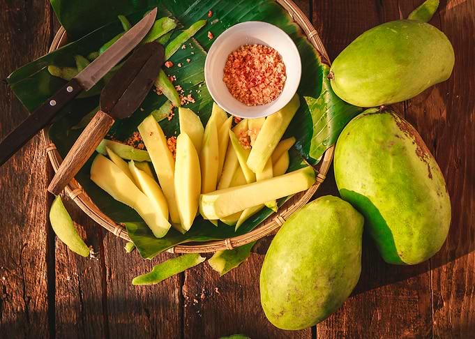 Green mango slices