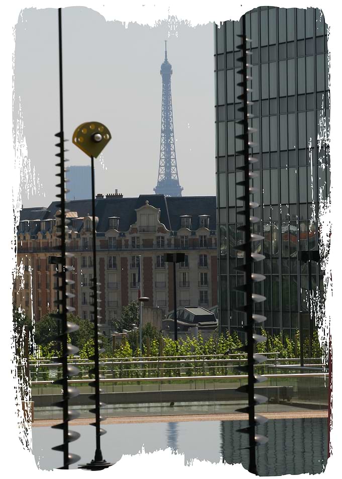 Poster presenting Paris