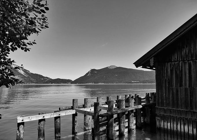 Lake Walchensee w hut BW