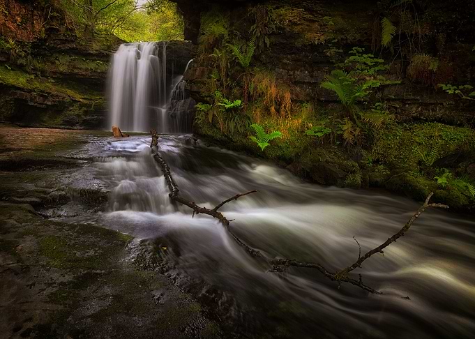 Sgwd Ddwli Isaf waterfall