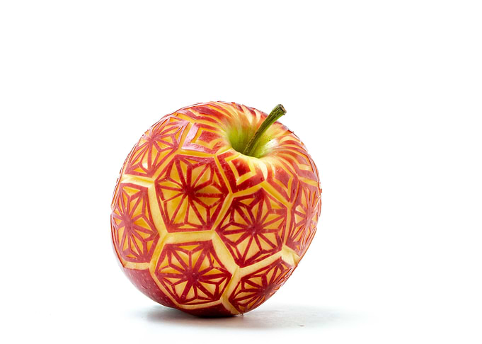 carved apple geschnitzter
