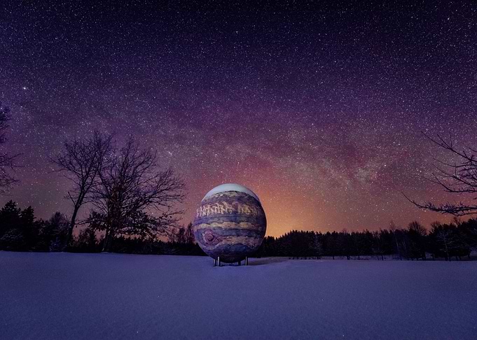 Milky way over Jupiter