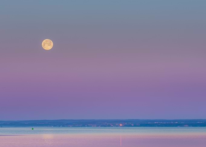 Wane Over Sea Moon Over Ba